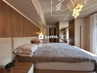 Quarto moderno com cama grande e painel de madeira na parede.