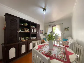 Foto de uma sala de estar com estantes de madeira escura.
