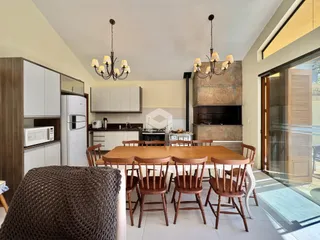 Imagem de uma sala de jantar com cozinha aberta em um imóvel no Brasil.