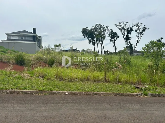 Vista externa de uma propriedade em Lajeado, Brasil, com vegetação densa ao redor.