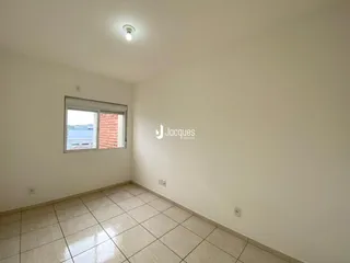 Ambiente interno com piso de cerâmica e paredes brancas.