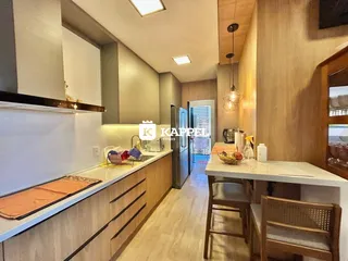 Esta é uma foto da cozinha moderna com armários claros e bancadas brancas.