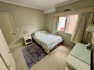 Quarto com cama e janela em um imóvel no Brasil.