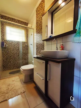 Foto de um banheiro interno com piso de cerâmica e vaso sanitário.