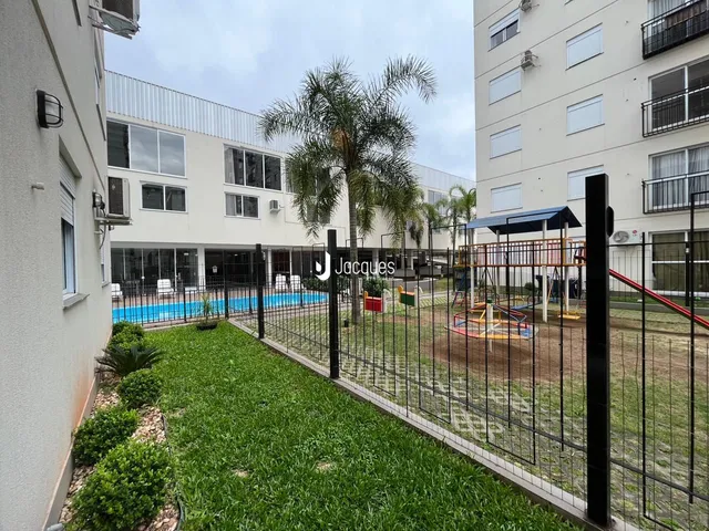 Vista externa de um quintal com piscina e gramado.