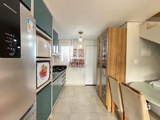 Vista interna de uma cozinha moderna com armários e eletrodomésticos em Lajeado.