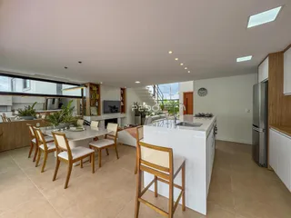 A sala de jantar e cozinha de um apartamento moderno em Lajeado.