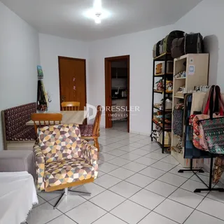 Ambiente interno de uma sala com piso de cerâmica e móveis de madeira.