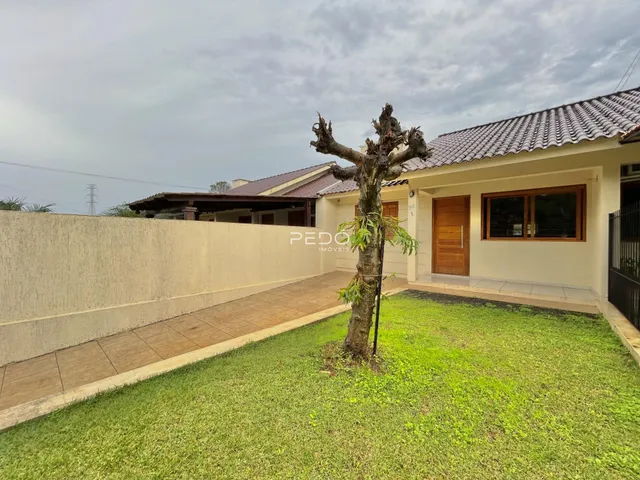 Fachada de uma casa com jardim gramado em Lajeado.