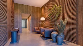 Sala de estar com decoração moderna e paredes de madeira.