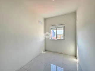 Corredor interno de um imóvel em Lajeado, Brasil, com piso de porcelanato claro.