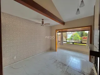 Ambiente interno com piso de cerâmica e parede decorada em Lajeado.