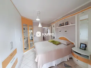 Um quarto com cama grande e armário espelhado.