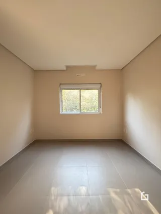 Ambiente interno com piso de cerâmica e janela na sala.