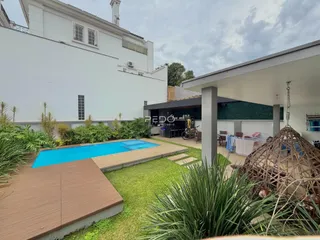 Vista externa de uma propriedade com piscina e jardim em Lajeado.