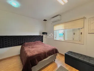 Quarto com cama e janela em um imóvel no Brasil.