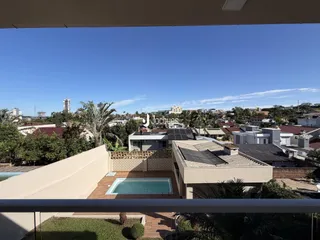 Vista externa de uma residência com piscina e jardim em Lajeado.