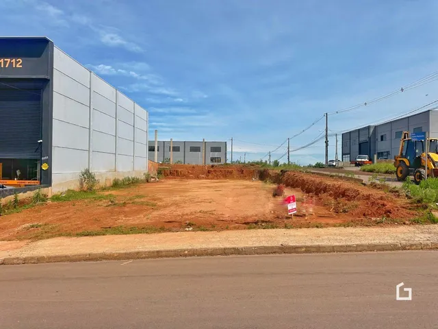 A foto mostra o exterior de um terreno com edifícios industriais e terra revolvida.