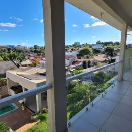 Vista externa de um terraço com vista para a paisagem.
