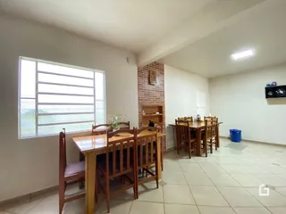 Uma sala de jantar com mesa de madeira e janela.