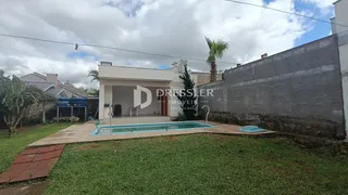 Fachada de uma residência com piscina e jardim em Lajeado, Brasil.