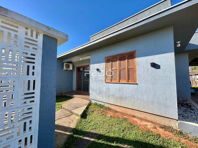 Fachada externa de uma residência em Lajeado, Brasil, com muro e portão.