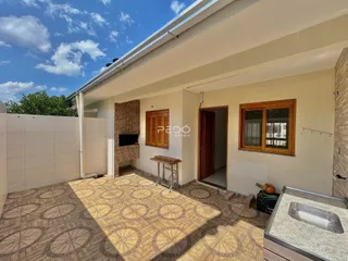Vista da área externa com piso de cerâmica no imóvel.