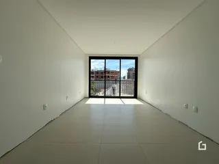 Corredor interno com grande janela de vidro.