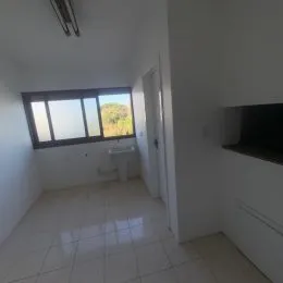 Ambiente interno com piso claro e janela.