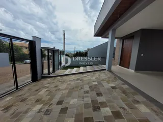 Fachada de um imóvel em Lajeado, Brasil, mostrando a área externa pavimentada.