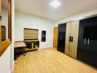 Quarto com armários embutidos e piso de madeira clara.