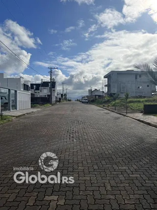 Vista da rua pavimentada em Lajeado, Brasil, mostrando edificações residenciais.