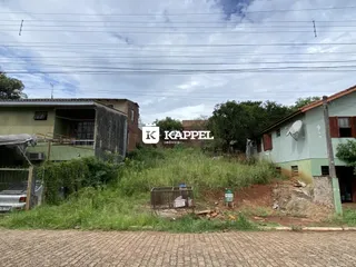 Vista externa de uma propriedade em Lajeado com vegetação alta no primeiro plano.