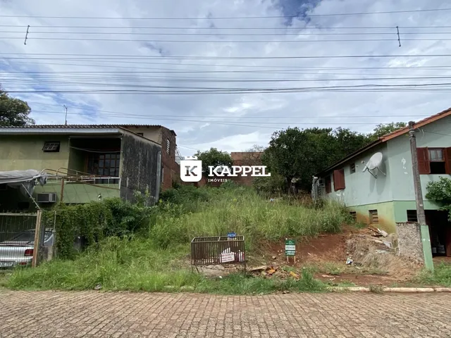 Vista externa de uma propriedade em Lajeado com vegetação alta no primeiro plano.