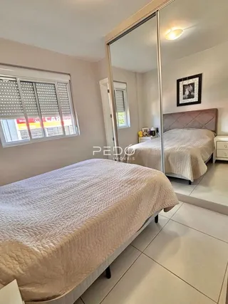 Quarto com cama e janela em um imóvel.