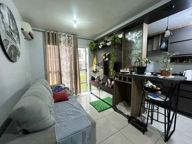 Sala de estar com sofá e cortinas em um imóvel no Brasil.