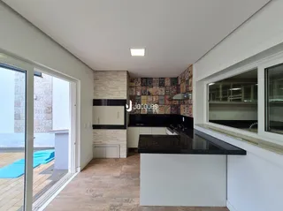 Foto de um interior com piso de cerâmica e parede texturizada.