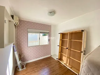 Quarto com piso de madeira e ar-condicionado instalado.