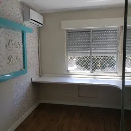 Ambiente interno com janela e aparelho de ar condicionado em um imóvel.