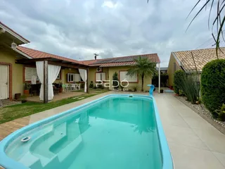 Vista externa de uma casa com piscina em Lajeado, Brasil.