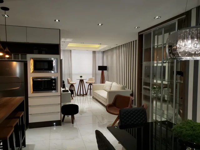 Ambiente interno moderno com armários embutidos e piso claro.