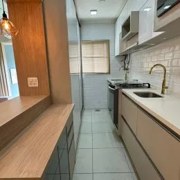 Hall de entrada com piso de cerâmica e detalhes em madeira.