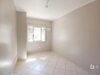 Interior de um corredor com piso de cerâmica branca.