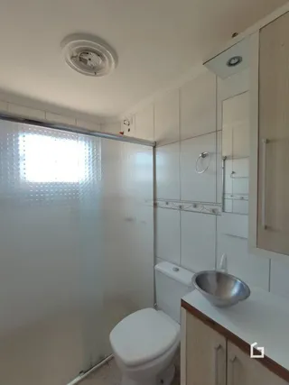Foto de um banheiro interno com vaso sanitário branco.