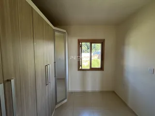 Hall de um quarto com armário embutido e janela.