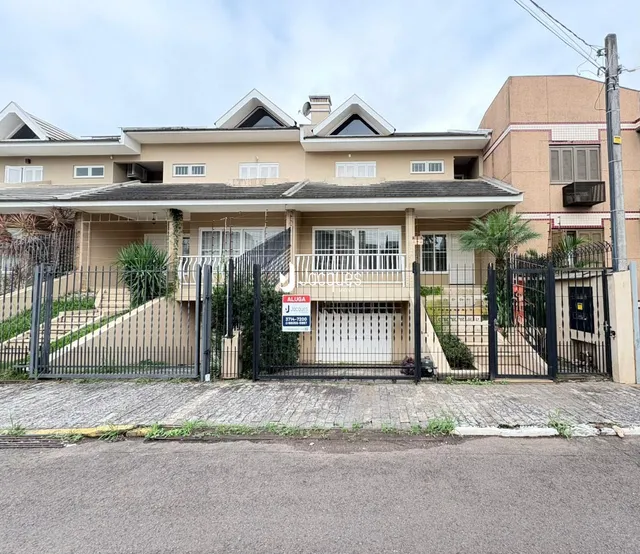 Fachada de uma residência em Lajeado, Brasil, com cerca e portão de ferro.