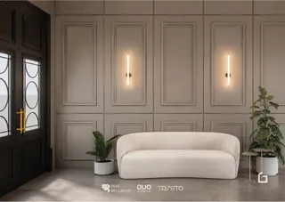 Sala de estar com sofá claro e paredes neutras em um imóvel.