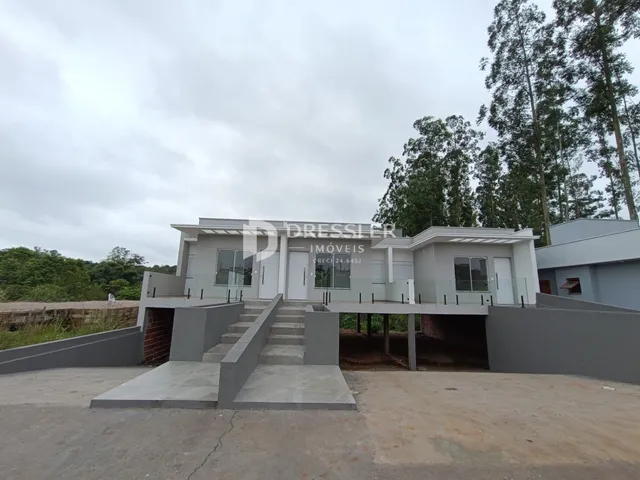 A fachada de uma casa moderna em construção em Lajeado, Brasil.