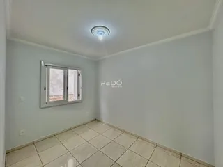 Ambiente interno com piso de cerâmica claro.