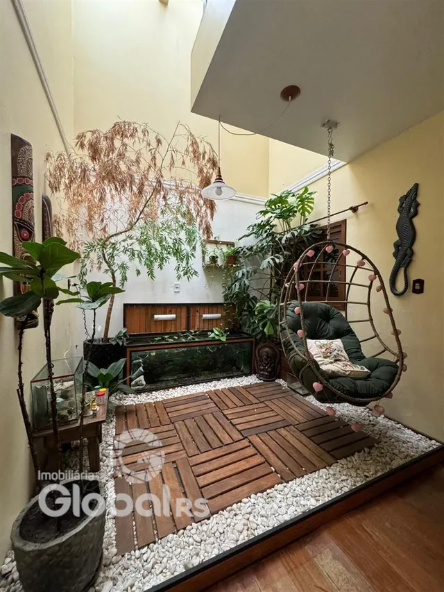 Sala com piso de madeira e decoração com plantas.